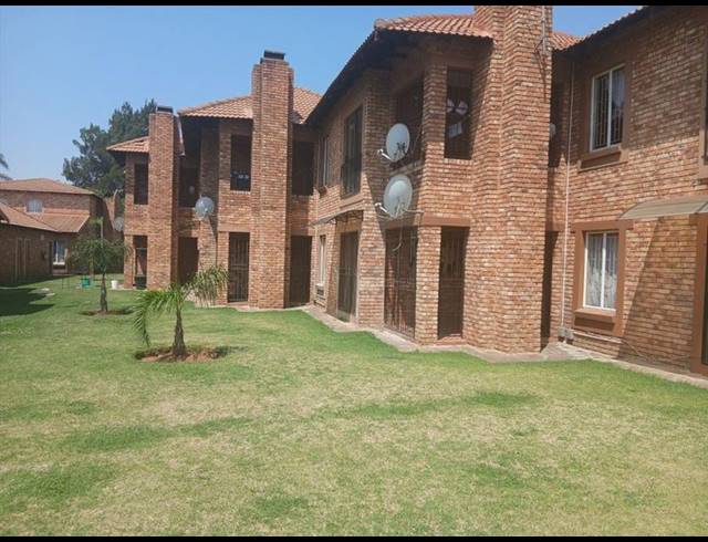 2 BEDROOM TOWNHOUSE FOR SALE IN EDLEEN